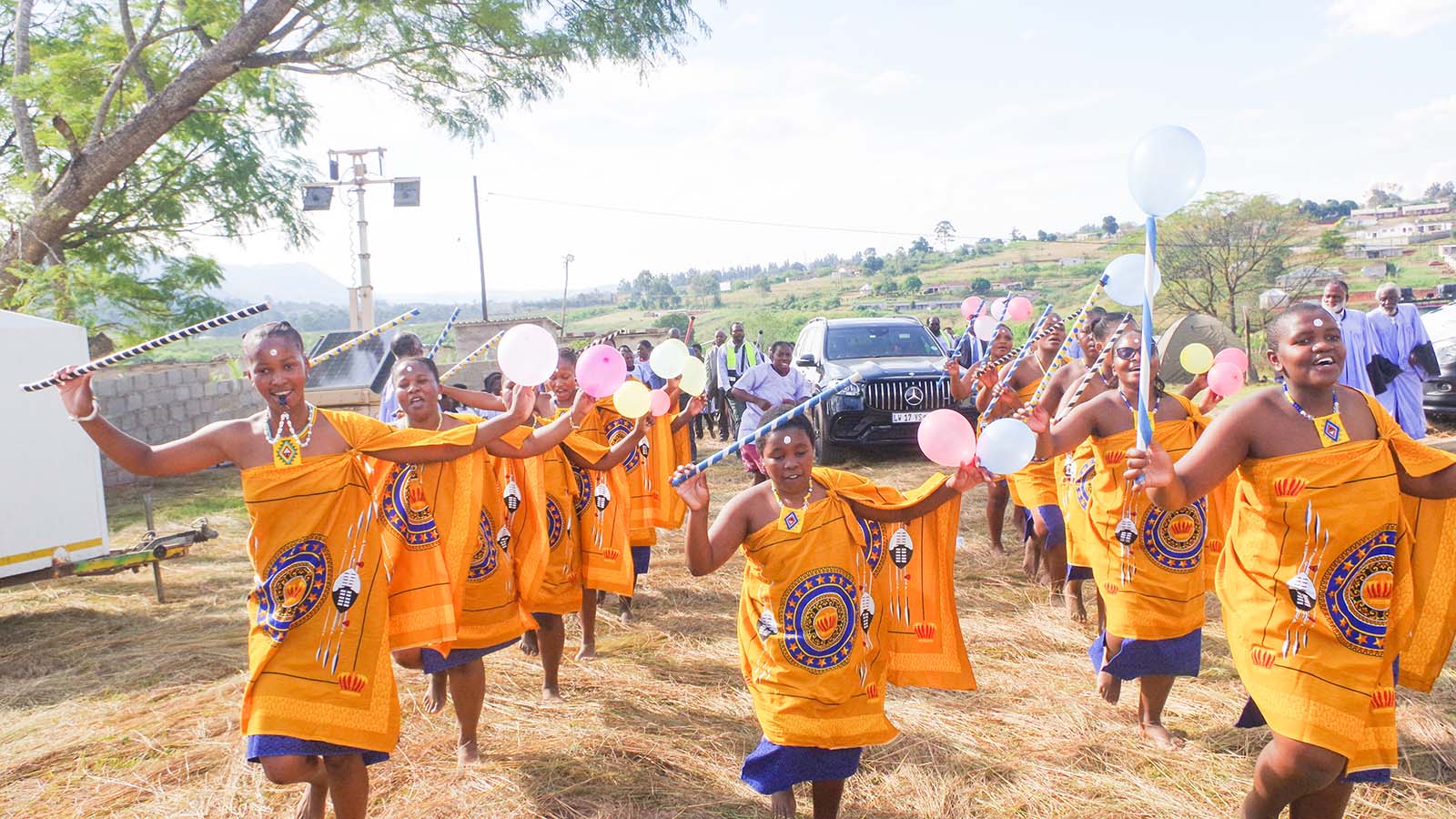 Amakhosazana lead the way as His Holiness Unyazi Lwezulu’s convoy arrives at Esabelweni.